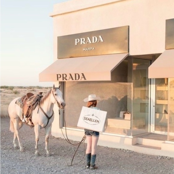 ⭐️ Beautiful Vintage Croissant Cow Leather Purse from GAP - Picture 9 of 9